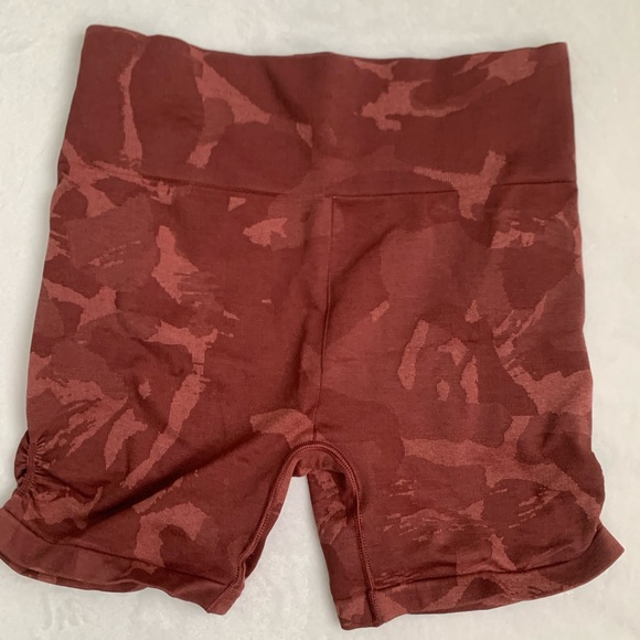 Gymshark camo wine red shorts ❤️ Size L. - Picture 2 of 3